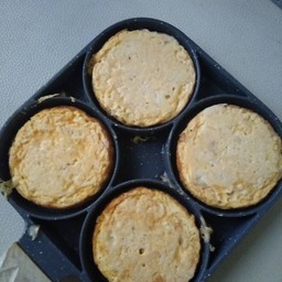 ไข่ไก่ 2 ฟอง ผสมข้าวสวย ทอดในกะทะ 4หลุม