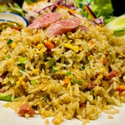 ข้าวผัดแหนม จานใหญ่