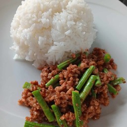 หมูสับผัดพริกแกงใส่ถั่ว