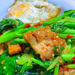 คะน้าหมูกรอบราดข้าว