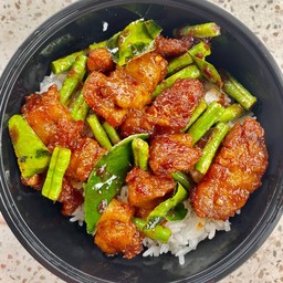 ผัดพริกแกงหมูกรอบราดข้าว