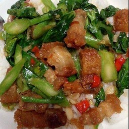 ผักคะน้าหมูกรอบ ราดข้าว