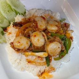 หอยเชลล์ผัดพริกเผาราดข้าว