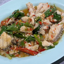 ปลากระพงผัดโหระพา