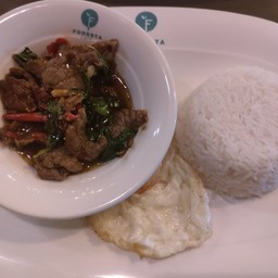 ข้าวผัดกะเพราเนื้อโคขุน + ไข่ดาว