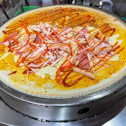 เครปร้อน พิซซ่า+ชีส+โบโลน่า+ไส้กรอก+ปูอัด