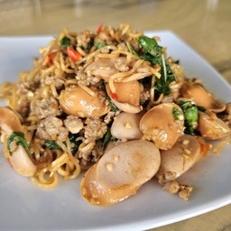 มาม่าผัดกะเพราหมูสับไส้กรอก