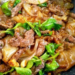 ผัดซีอิ้วเส้นใหญ่หมูหมัก