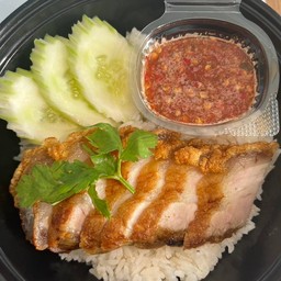 หมูกรอบราดข้าวน้ำจิ้มซีฟู้ด