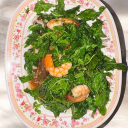 ไข่เยี่ยวม้ากะเพรากรอบ