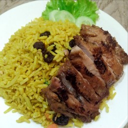 ข้าวผัดผงกระหรี่ ไก่ย่างโฮชา