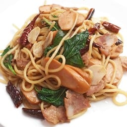 สปาเก็ตตี้ผัดพริกแห้งไส้กรอกเบคอน