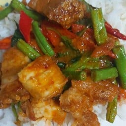 ผัดพริกเเกงถั่วหมูกรอบ(กับข้าว)