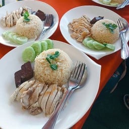 ข้าวมันไก่ ฅนบ้านผือ(หน้า ม.)