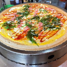 เครปร้อน ไข่ไก่+ชีส+โบโลน่า+ยำส่าหร่าย