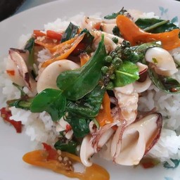 ข้าวราดผัดฉ่าทะเล (กุ้ง+หมึก)