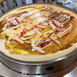 เครปร้อน พริกเผา+ไข่ไก่+ไส้กรอก