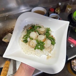 หอยเชลล์ผัดกะเพราราดข้าว