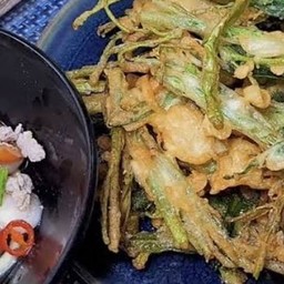 ยำผักบุ้งกรอบ