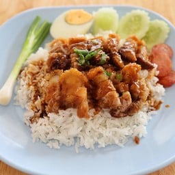 เจ้หมวย หมูแดงหมูกรอบ เต๊๋ยวไก่ตุ๋น กระเพรา