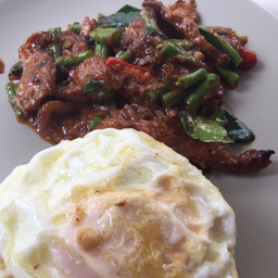 ข้าวคอหมูย่างผัดพริกแกง