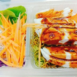 บะหมี่ผักอกไก่ย่าง