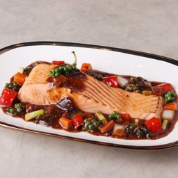 แซลมอนฟิลเลย์ย่างซอสพริกไทยดำ