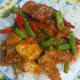 ผัดพริกเเกงถั่วหมูกรอบราดข้าว