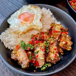 ข้าวกะเพราหมูกรอบ