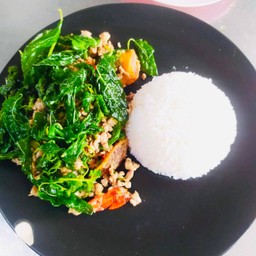 กะเพราไข่เยี่ยวม้า ท้อปปิ้งหมูสับ (ข้าวหอมมะลิ)