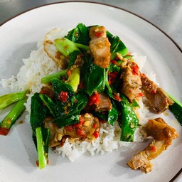 คะน้าหมูกรอบ (ข้าวหอมมะลิ)