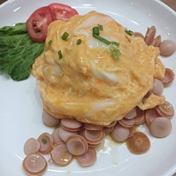 ข้าวไข่ข้นไส้กรอก