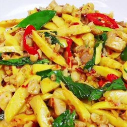 ข้าวหอมมะลิ+ผัดหน่อไม้สด ใส่ไก่ชิ้น ใส่ใบโหระพา