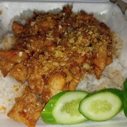 ข้าวหมูทอดกระเทียมไข่ดาว
