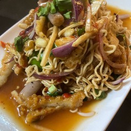 ยำมาม่าไก่กรอบ