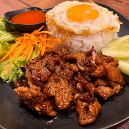 ข้าวราดหมูกระเทียมพริกไทย