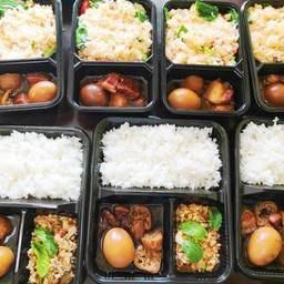 ข้าวราดแกง 2 อย่าง ฟรีน้ำพริกกะปิ (ในตัวเลือก)