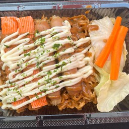 ยากิโซบะ ปูอัด ไส้กรอกไก่หนังกรอบ