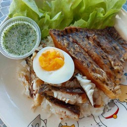 ข้าวหน้าปลานิลทอด (เนื้อปลานิสสดทอด)กับน้ำจิ้มซีฟู้ด