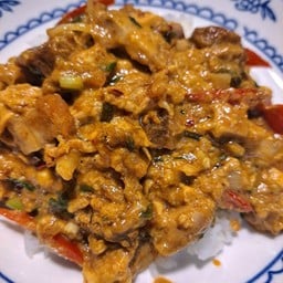 หมูกรอบผัดผงกะหรี่(ราดข้าว)