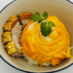 ข้าวไข่ข้นหมูกรอบ