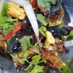 ยำไข่ดาวไข่เยี่ยวม้า