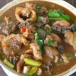 ก๋วยเตี๋ยวไก่ อาหารตามสั่งเจ๊มาลัย (ปั้มไออ้วน) -