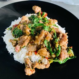 กะเพราเนื้อติดมันนุ่มๆ (ข้าวหอมมะลิ)