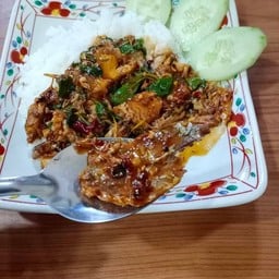 กะเพราปลากระป๋อง-ราดข้าว