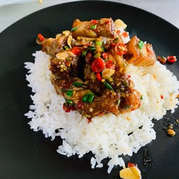 หมูกรอบคั่วพริกเกลือ (ข้าวหอมมะลิ)