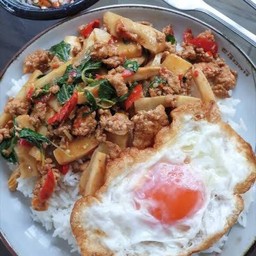 ข้าว กระเพราหมูหน่อไม้ ไข่ดาว