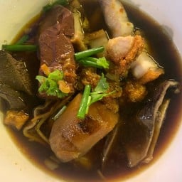 ก๋วยจั๊บทุกอย่าง+หมูกรอบ