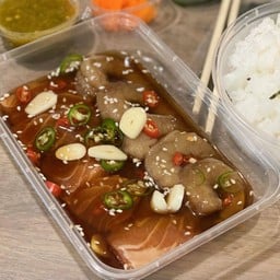 ชุดข้าว แซลมอน+กุ้งดองซีอิ๊วญี่ปุ่น /ချူးခေါက် ဂူ့/စိုင်းမော့ ဒေါင်း ချိုင်း