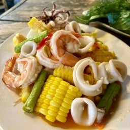 ส้มตำข้าวโพด ทะเล (หมึกสุก + กุ้งสุก)
